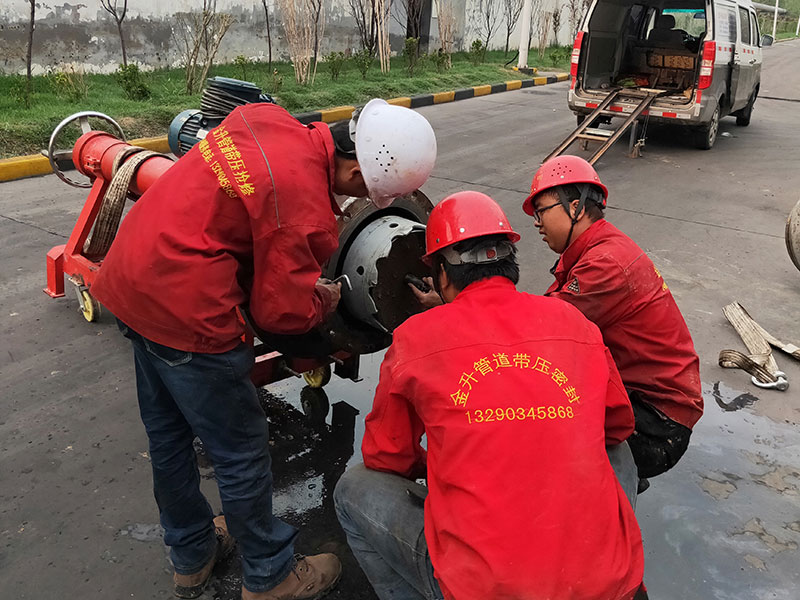 DN500循環(huán)水管道帶壓開孔順利完成！2.jpg